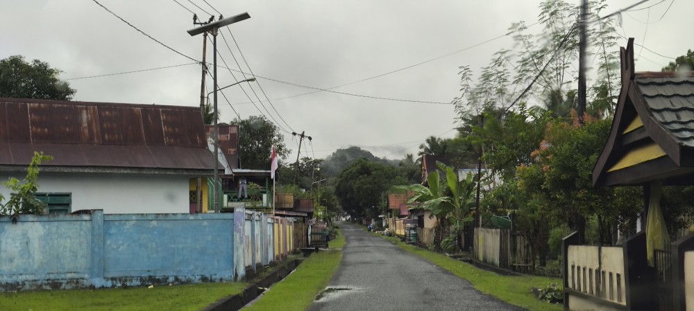 Gambar : Puncak Bontoharu Terselimuti Awan Terlihat dari Jalan Poros Tabang - Rea-rea
