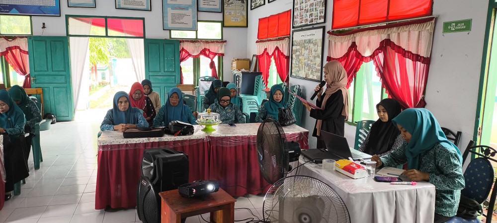 Gambar : Peserta sosialisasi baris kiri