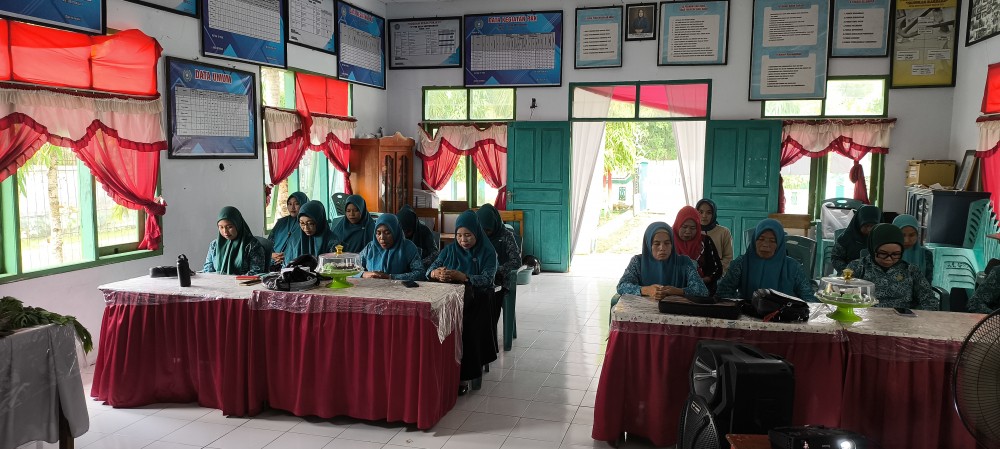 Gambar : Peserta sosialisasi baris kanan