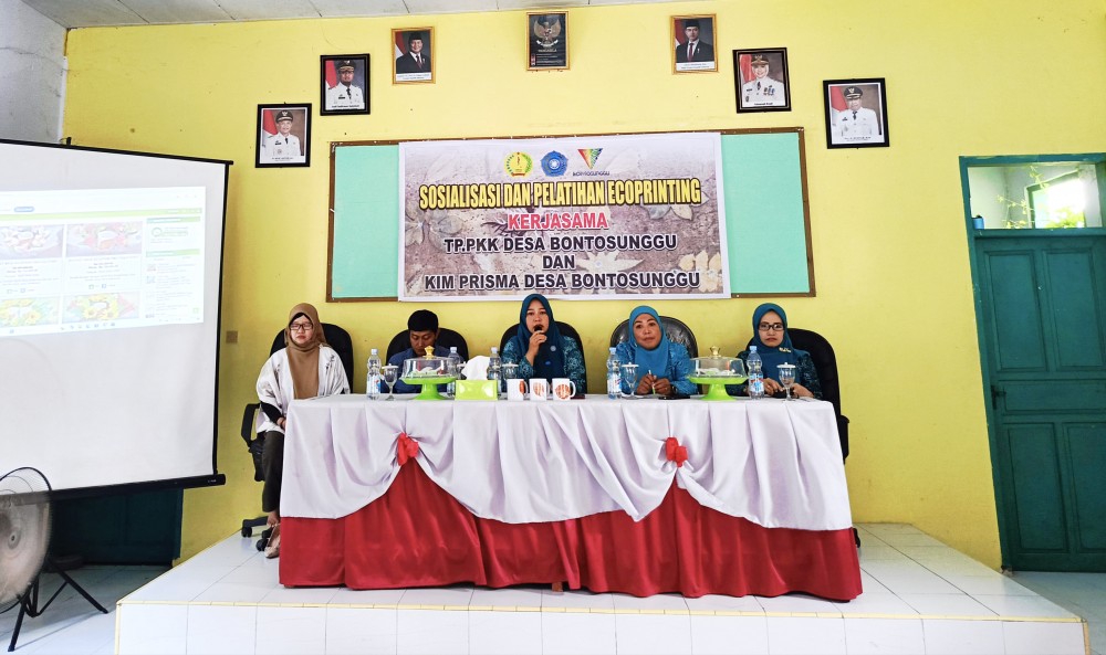 Gambar : Ketua TP-PKK Kecamatan Bontoharu memberikan arahan sekaligus membuka acara secara resmi. 