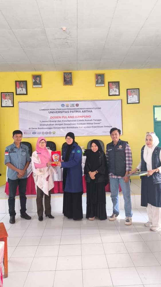 Gambar penyerahan plakat