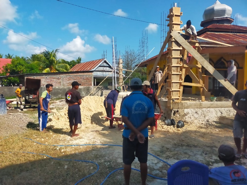 Masyarakat Dusun Galung Bergotong Royong untuk Perbaikan Masjid